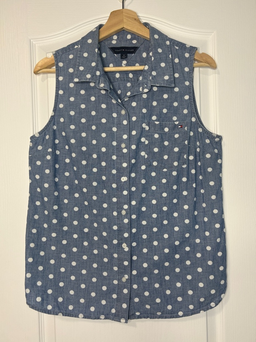 Tommy Hilfiger Top Women’s M Sleeveless Blue Chambray White Polka Dot Button Up